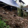 Hujan di Desa Garawastu, Rumah Jaja Miharja Kena Longsor