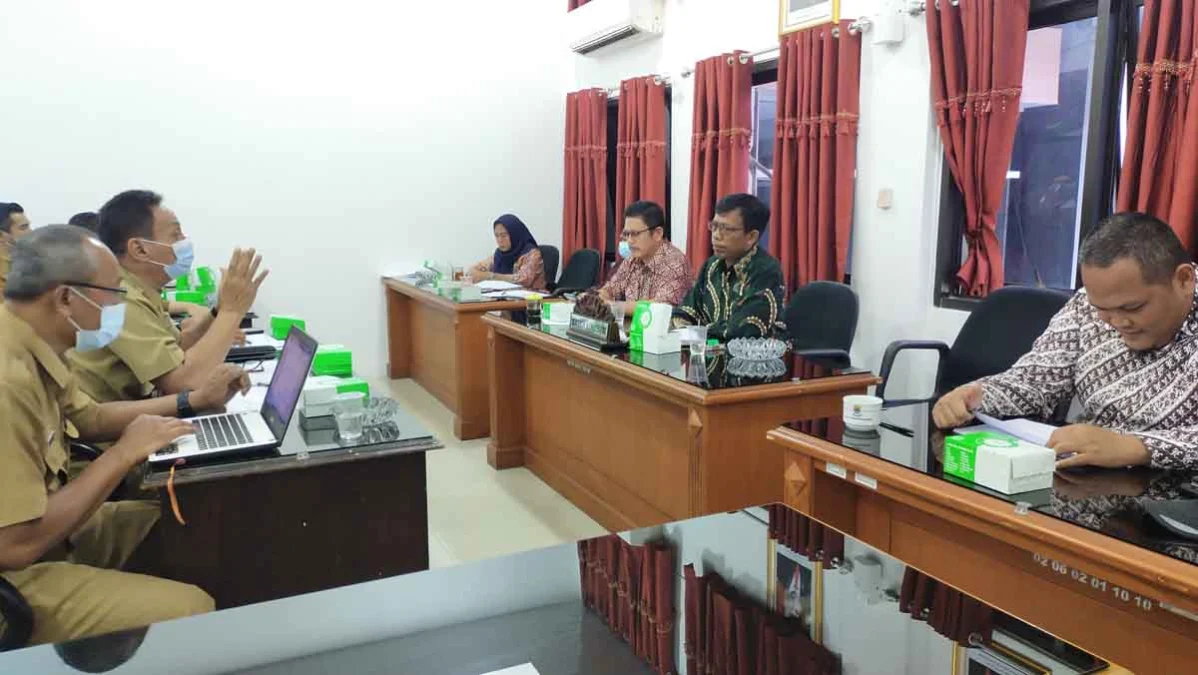 APRESIASI. Komisi II DPRD Kabupaten Cirebon melakukan rapat evaluasi capaian kinerja ditahun 2021 bersama Bappenda.