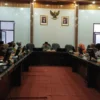MINTA PERHATIAN. Audiensi GPAIHNK 35+ dengan DPRD Kabupaten Cirebon, PGRI dan Dinas Terkait, kemarin.