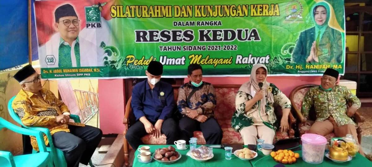 SERAP ASPIRASI. Anggota DPRD Kab Cirebon, Hj Hanifah saat menggelar reses kedua ditahun sidang 2021-2022 yang dibanjiri aspirasi dari masyarakat.