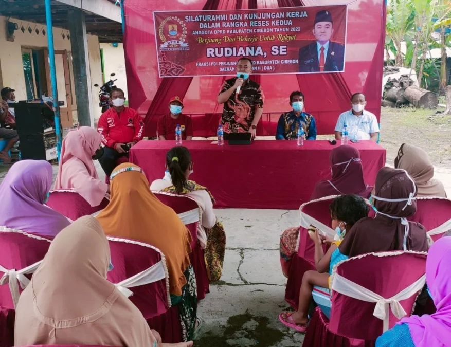 SERAP ASPIRASI. Wakil Ketua DPRD Kabupaten Cirebon, Rudiana saat menggelar reses demi menyerap aspirasi masyarakat.