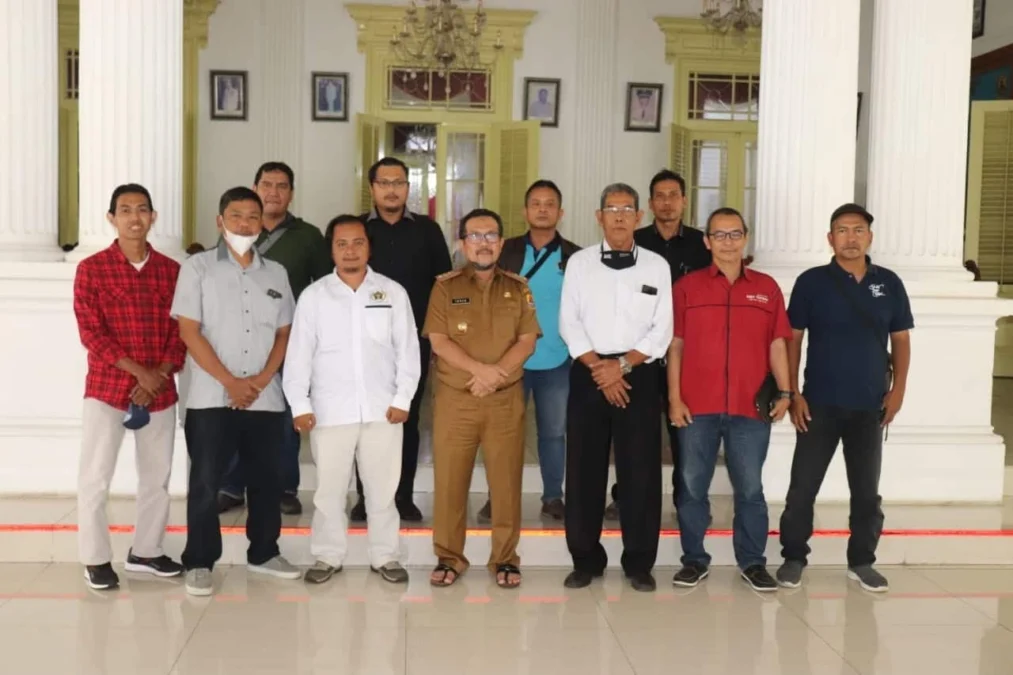 AUDIENSI. Bupati Cirebon, H Imron menerima kunjungan perwakilan pengurus PWI Cirebon, kemarin.