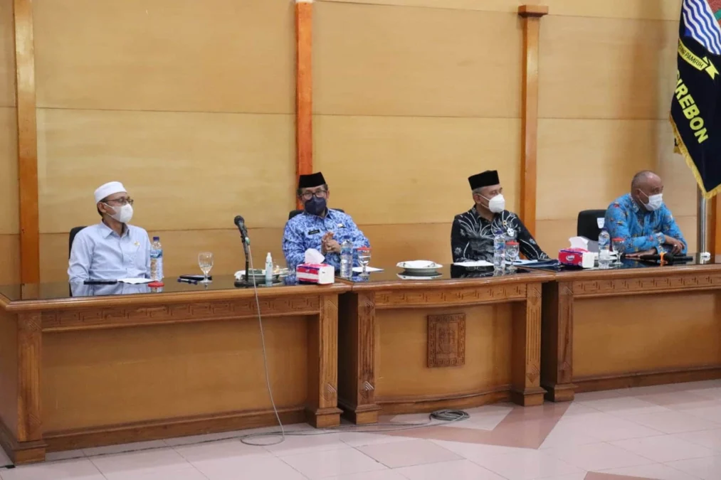 PEMAPARAN. Bupati Cirebon, H Imron menerima kunjungan Pansus RTRW DPRD Kabupaten Cirebon, kemarin.