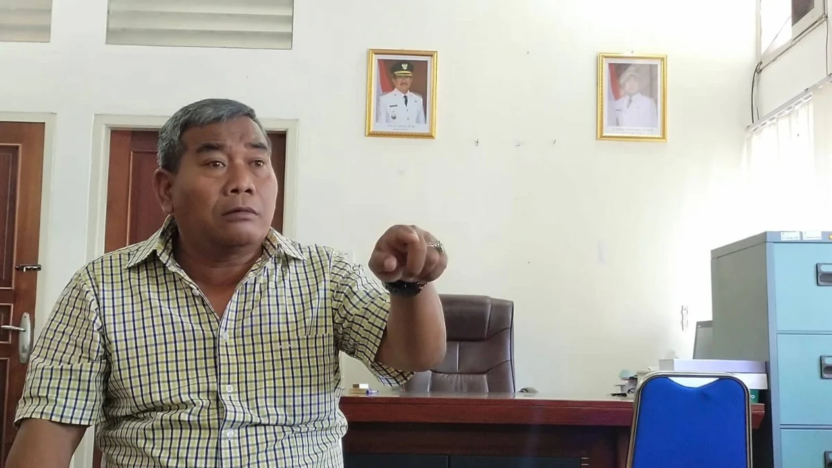 PERSIAPAN. Kepala Dinas Ketahanan Pangan dan Perikanan Kabupaten Cirebon, Abraham Mohammad, memperlihatkan catatan hasil rapat dengan jajarannya terkait rencana penyaluran CPPD.