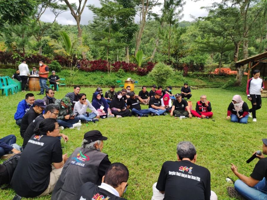 DISKUSI BARENG. Anggota DPRD Kabupaten Kuningan bersama puluhan wartawan menggelar diskusi saat memperingati HPN di Desa Cibuntu, Kecamatan Pasawahan, kemarin (16/2).