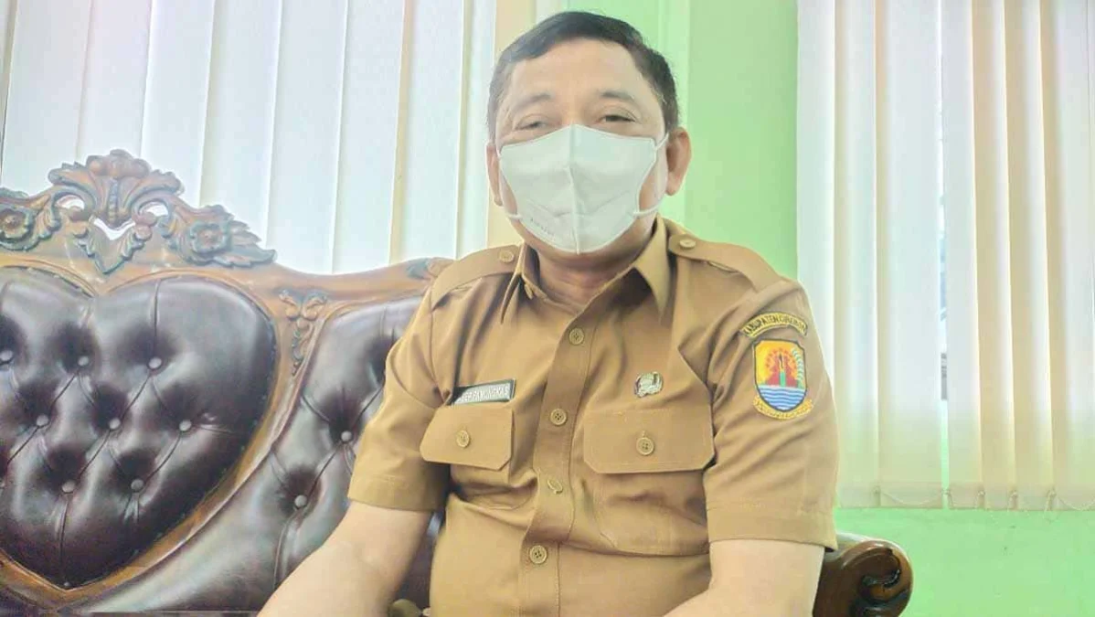 TINDAKLANJUTI. Kepala Dinas Pertanian Kabupaten Cirebon, Asep Pamungkas sebut sudah menurunkan tim melihat kondisi pertanian di wilayah barat.
