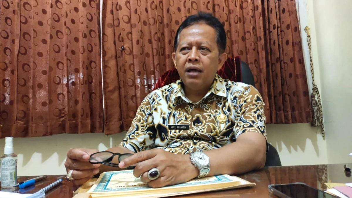 DITINGKATKAN. Kabid SD Disdik Kabupaten Cirebon, Herri Purnama mengaku masih ada kecamatan yang rendah tingkat vaksinasi anaknya.