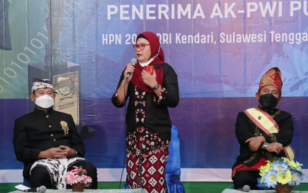 UNGGULAN. Bupati Indramayu Nina Agustina memaparkan program I-Ceta saat dialog kebudayaan HPN 2022 di Kendari, Sulawesi Tenggar. I-Ceta merupakan salah satu dari sepuluh program unggulan pemkab Indramayu.