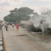 DIPADAMKAN. Sejumlah petugas pemadam kebakaran memadamkan api yang membakar kabin truk trailer di jalur Pantura Indramayu. Insiden ini dikabarkan tidak memakan korban luka maupun nyawa.