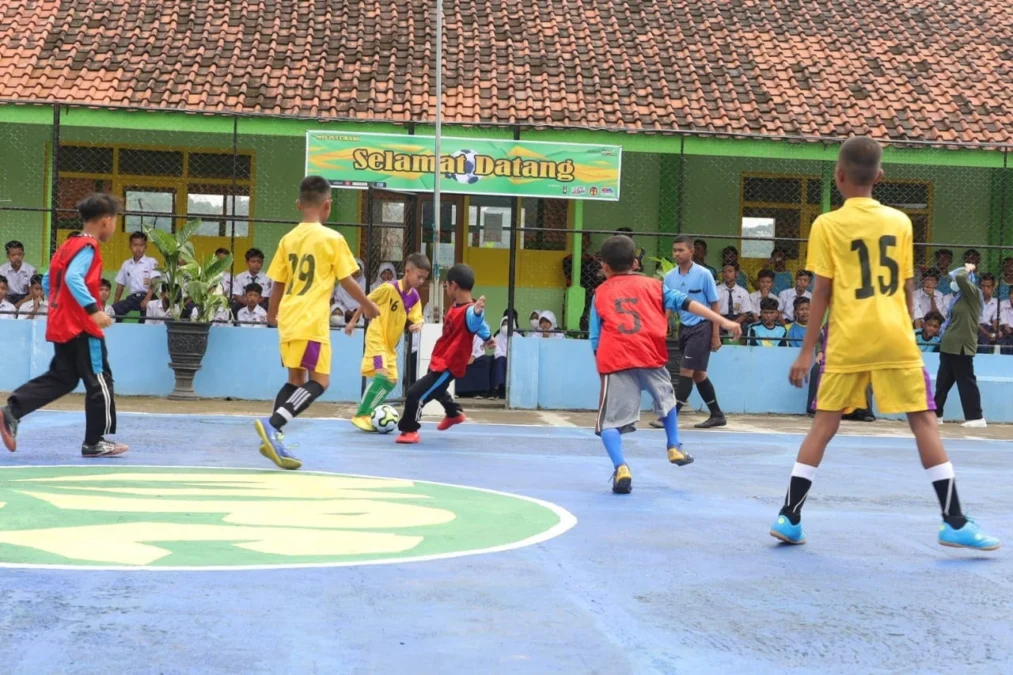 TURNAMEN FUTSAL. Sebanyak 22 tim dari 18 SD/MI mengikuti turnamen futsal se-Kecamatan Kramatmulya, Jalaksana dan Kecamatan Japara yang dibuka Bupati H Acep Purnama, Senin (21/2).