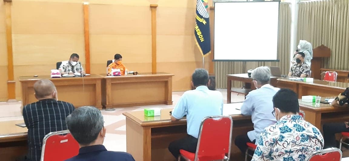 TERUS BERSIAP. Rapat evaluasi Pemerintah Kabupaten Cirebon sebagai upaya pencegahan penyebaran Covid-19 yang mulai naik.