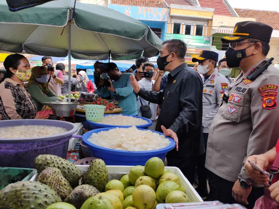 WORO-WORO. Walikota Cirebon, Drs H Nashrudin Azis SH bersama Kapolres Ciko, AKBP M Fahri Siregar turun ke titik keramaian masyarakat di Pasar Kanoman untuk woro-woro penerapan prokes, kemarin.