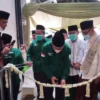 DIRESMIKAN. Bupati Cirebon, H Imron menggunting pita peresmian Klinik Utama NU.