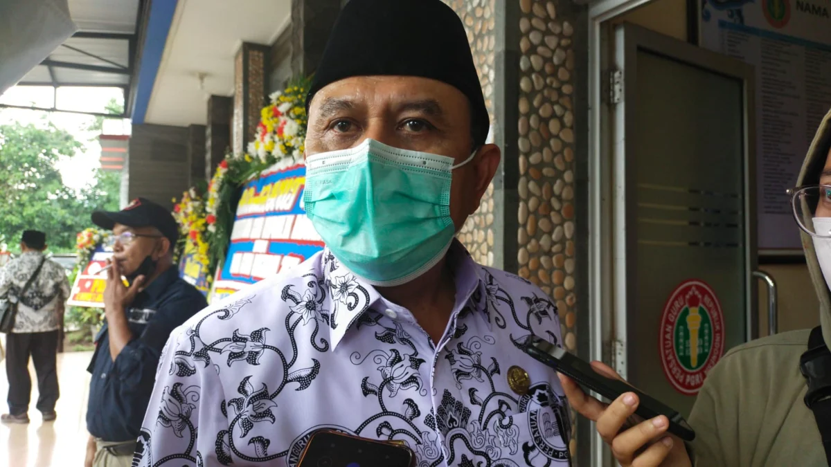 MASIH PTM. Kadisdik Kabupaten Cirebon, Denny Supdiana pilih bertahan dengan PTM 100 persen sembaru menunggu arahan selanjutnya.