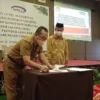 KERJASAMA. Bupati Cirebon, H Imron dan Kepala BKPK Perwakilan Jawa Barat, Mulyana menandatangani nota kesepahaman bersama, kemarin.
