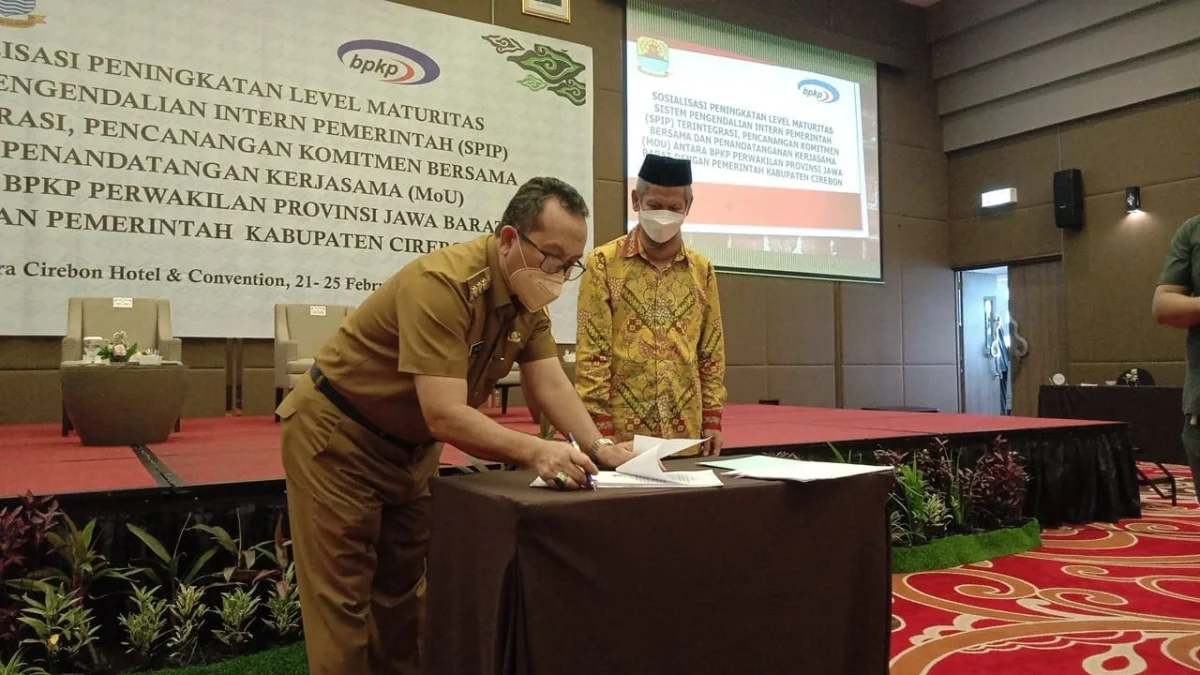 KERJASAMA. Bupati Cirebon, H Imron dan Kepala BKPK Perwakilan Jawa Barat, Mulyana menandatangani nota kesepahaman bersama, kemarin.