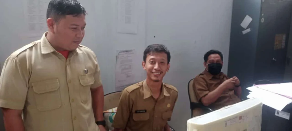 MASIH BERHARAP. Tenaga honorer di Kabupaten Cirebon masih memiliki harapan dengan pengajuan pemberkasan yang diajukan ke Kemendagri.