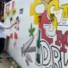 ARTISTIK. Polres Majalengka menyampaikan pesan bahaya narkoba melalui mural di tembok sepanjang 100 meter di wilayah Kadipaten.