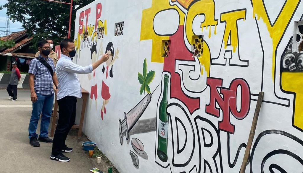 ARTISTIK. Polres Majalengka menyampaikan pesan bahaya narkoba melalui mural di tembok sepanjang 100 meter di wilayah Kadipaten.