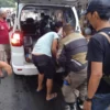 BIKIN HEBOH. Petugas Kepolisian dan Satpol PP mengamankan seorang ODGJ yang ngamuk sembari membawa parang di Caracas, Rabu (23/2).
