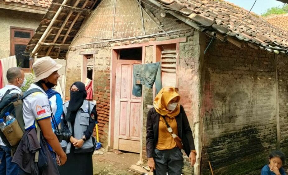 SUDAH LAPUK. Perwakilan dari LPAI Indramayu mendatangi rumah ibu ODGJ Tawinah yang mengasuh dua anak di Desa Rajasinga. Ia menghuni rumah berukuran 4x5 meter yang tidak layak huni. Tempat tidurnya sudah lapuk.