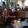 SERIUS. Bupati Indramayu Nina Agustina, Kapolres AKBP M Lukman Syarif, bersama Dandim 0616 Letkol Inf Teguh Wibowo tampak serius mengikuti video conference dengan Presiden Jokowi terkait vaksinasi.