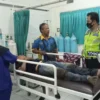 LUKA LUKA. Korban tabrakan truk fuso dengan mobil derek ditangani tim medis RS Zam-Zam Jatibarang. Korban merupakan kernet Truk Fuso. Dia mengalami luka-luka akibat benturan keras.