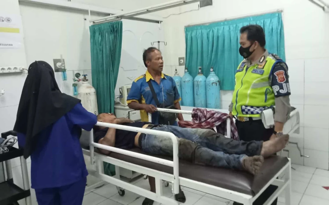 LUKA LUKA. Korban tabrakan truk fuso dengan mobil derek ditangani tim medis RS Zam-Zam Jatibarang. Korban merupakan kernet Truk Fuso. Dia mengalami luka-luka akibat benturan keras.