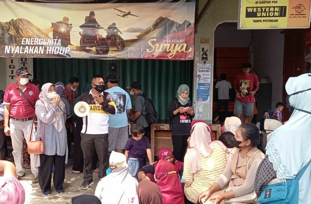 PLUS VAKSINASI. Pemcam Lelea mengawasi pendistribusian Bantuan Sosial Tunai melalui PT Pos Indonesia. Bantuan tersebut untuk ribuan KPM di Kecamatan Lelea.