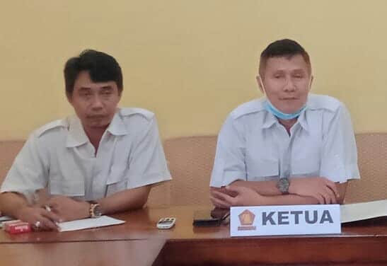 TIDAK ELEGAN. Ketua DPC Gerindra Indramayu, Kasan Basari (kanan) saat memimpin rapat di internal partainya. Dia menyayangkan terjadi hak interpelasi anggota legislatif kepada eksekutif.