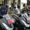 SEMRINGAH. Pejabat ASN Eselon IV Pemkab Indramayu menerima kendaraan operasional dinas roda dua. Penerimanya merupakan ASN Eselon IV yang membidangi aset dan barang di masing-masing perangkat daerah.