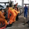 TERUS MENCARI. Petugas Tim SAR Gabungan menepi di Pelabuhan Eretan, Kecamatan Kandanghaur usai menyisir lokasi hilangnya nahkoda kapal nelayan KM Luragung.