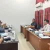 DENGAR PENDAPAT. Komisi II DPRD Kabupaten Cirebon menggelar rapat kerja bersama Perumda Tirta Jati terkait adanya pengelolaan SPAM oleh pihak swasta.