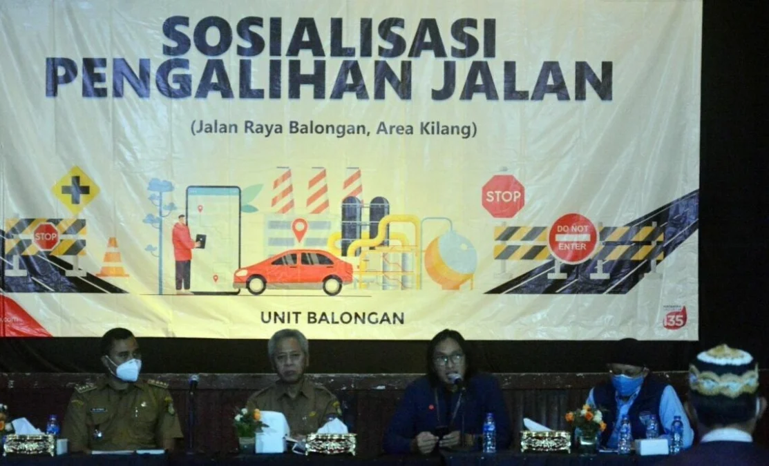 SEMENTARA. PT KPI RU VI Balongan memberikan keterangan kepada wartawan terkait penutupan jalan Jalan raya Indramayu Kota-Cirebon selama pelaksanaan perawatan kilang skala besar.