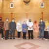 FOTO BERSAMA. Bupati Cirebon, H Imron foto bersama usai pertemuan dengan Pansus VII DPRD Provinsi Jawa Barat.