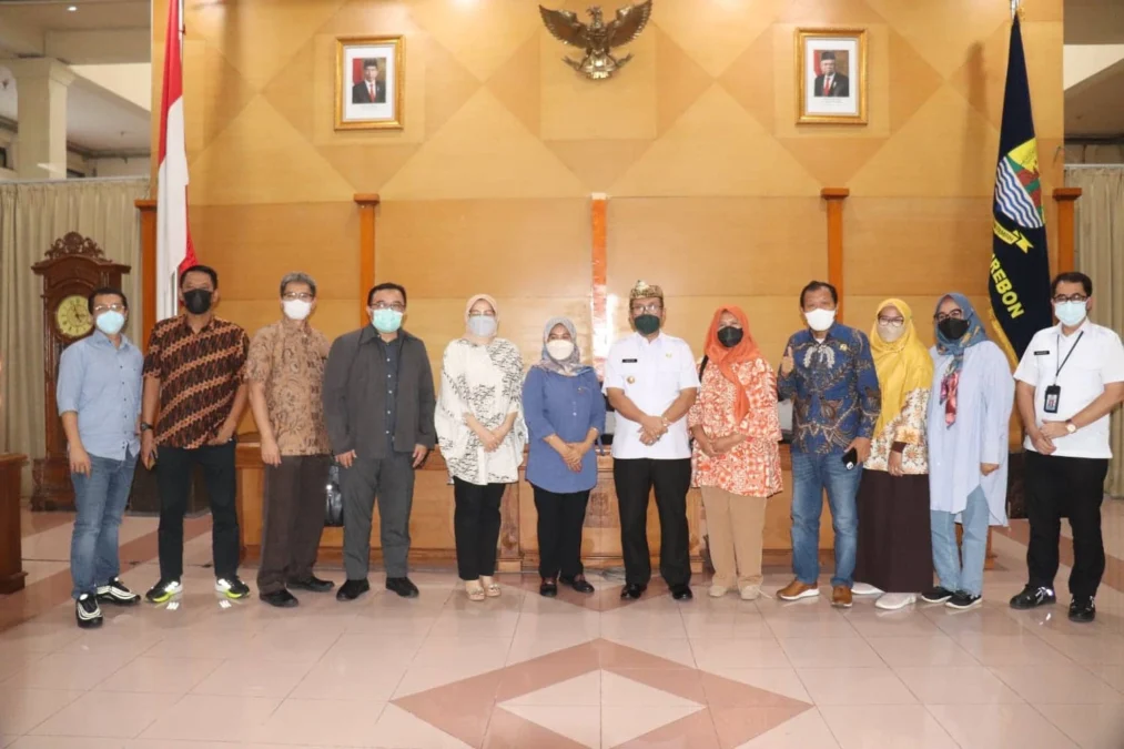 FOTO BERSAMA. Bupati Cirebon, H Imron foto bersama usai pertemuan dengan Pansus VII DPRD Provinsi Jawa Barat.
