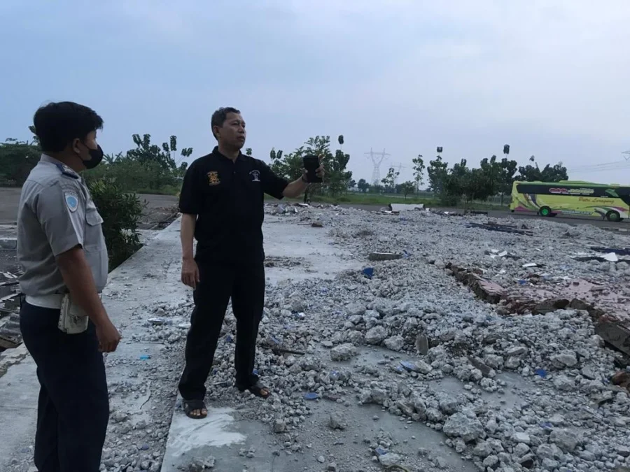 PENGECEKAN. Anggota DPRD Jawa Barat, Daddy Rohanady meninjau kondisi Terminal Ciledug yang akan mulai dibangun tahun ini.