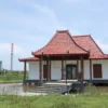 BERMANFAAT. Perpustakaan Inisiasi Konsorsium Cirebon power menjadi sumur literasi bagi warga pesisir.