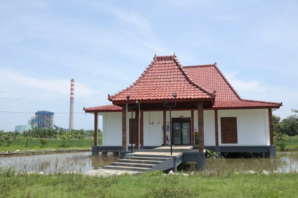 BERMANFAAT. Perpustakaan Inisiasi Konsorsium Cirebon power menjadi sumur literasi bagi warga pesisir.