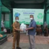 KOMITMEN BERSAMA. Kadis LH, Iwan Ridwan Hardiawan menerima sampah non organik dari komunitas Bank Sampah.