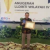 PTS TERBAIK. Rektor Uniku, Dr Dikdik Haryadi MSi merima anugerah PTS Terbaik Dari LLDIKTI Wilayah IV Jabar dan Banten, belum lama ini.