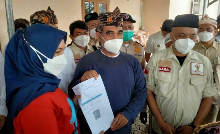 SETENGAH JUTA. Sekjen DPP Partai Gerindra Ahmad Muzani bersama peserta vaksinasi di Sekretariat Bumi Gerindra Indramayu. Gerindra mengkalim telah memvaksin setengah juta penduduk Indonesia.