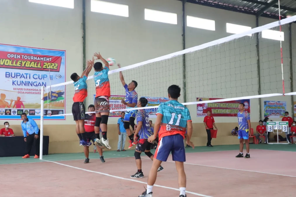 RAMAI PESERTA. Turnamen bola voli Bupati Cup 2 yang digelar di GOR Surangga Jaya Desa Margasari, Kecamatan Luragung memantik animo tim bola voli dari wilayah lain untuk meramaikannya.