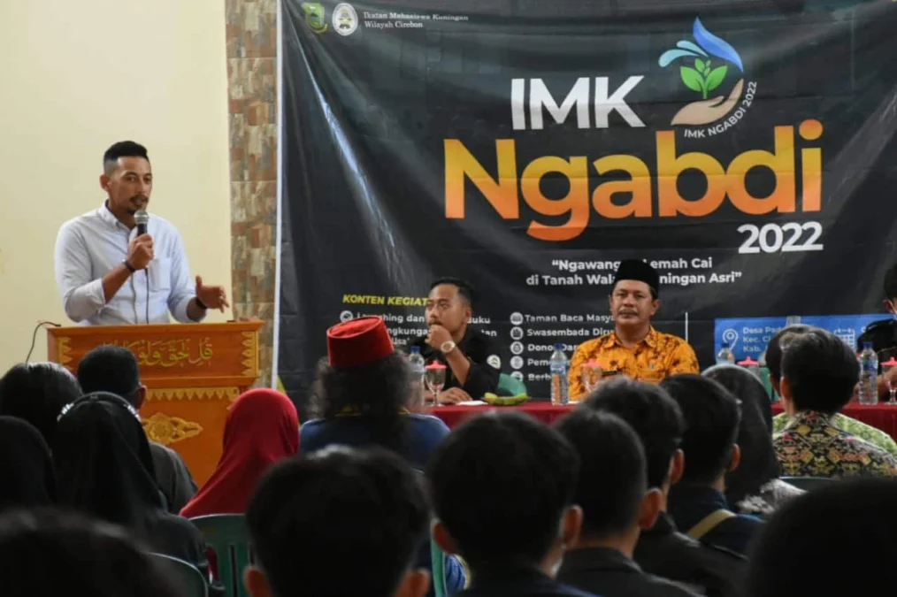 PENUTUPAN. Wakil Bupati HM Ridho Suganda SH MSi menutup bakti sosial yang digelar Ikatan Mahasiswa Kuningan (IMK) Wilayah Cirebon di Desa Padarama, Kecamatan Ciawigebang, akhir pekan lalu.
