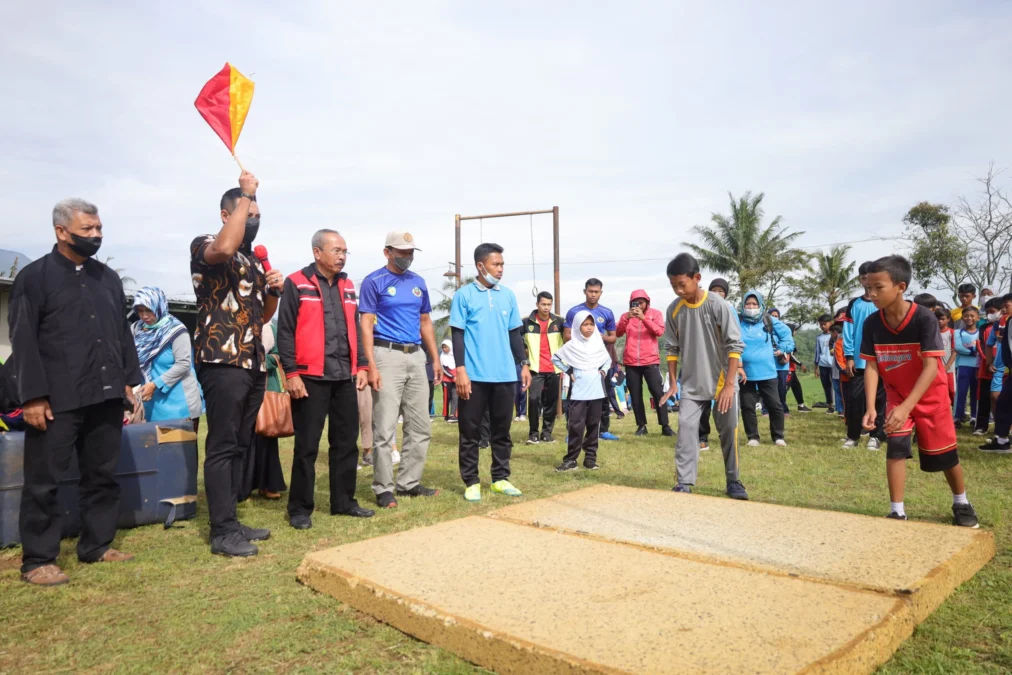 BUKA EVEN. Kompetisi Olahraga Siswa Nasional (KOSN) tingkat Sekolah Dasar se-Wilayah Kecamatan Cilimus dibuka secara resmi oleh Wakil Bupati, HM Ridho Suganda, Kamis (24/2).