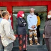 PASTIKAN AMAN. Wabup sidak ke Gudang Alfamart memastikan pasokan minyak di Kabupaten Cirebon aman.