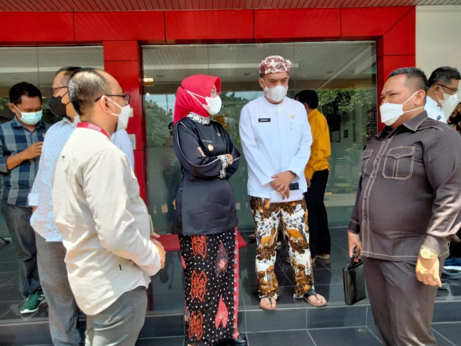PASTIKAN AMAN. Wabup sidak ke Gudang Alfamart memastikan pasokan minyak di Kabupaten Cirebon aman.