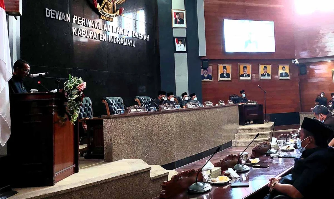 BERTANYA. Anggota DPRD Indramayu dari Partai NasDem, Ruyanto saat mewakili puluhan anggota legislatif menyampaikan poin-poin usulan hak interpelasi. Dia menilai hak interpelasi merupakan hak institusi DPRD.