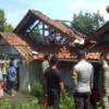 HANGUS. Kebakaran melanda rumah Uus Dursusi, warga blok Bungursari Desa Malausma. Korban mengalami kerugian sekitar Rp200 juta.
