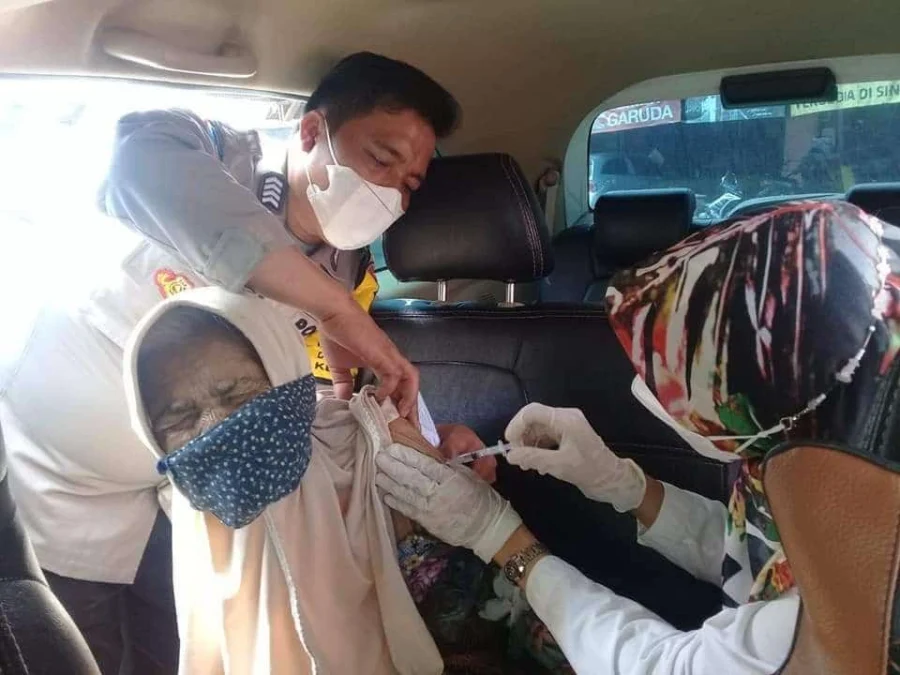 ANTISIPASI. Tenaga kesehatan di Kabupaten Majalengka melakukan vaksinasi terhadap warga lansia, yang rentan terpapar Covid-19.